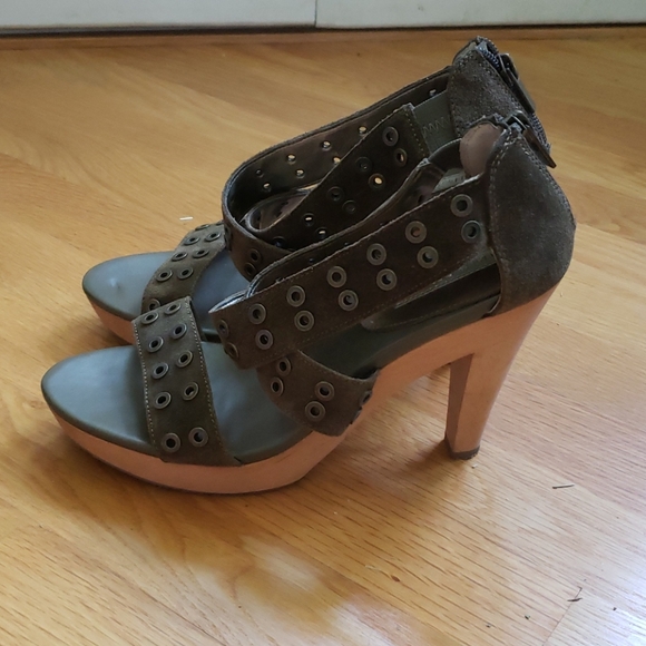 NIB Banana Republic Bethel Olive Suede Heels - Picture 4 of 9